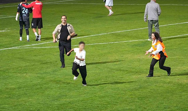Küçük taraftar sahaya indi, görevlileri peşinden koşturdu