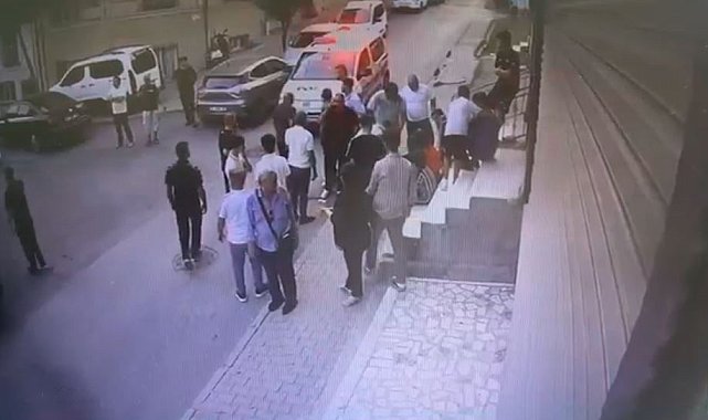 Küçükçekmece'de biri çocuk iki kişinin silahla yaralandığı anların güvenlik kamerası görüntüleri ortaya çıktı