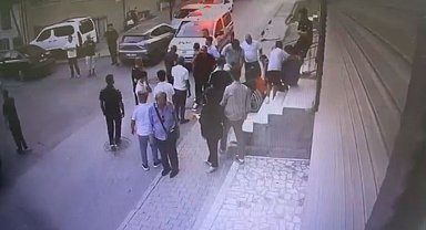 Küçükçekmece'de biri çocuk iki kişinin silahla yaralandığı anların güvenlik kamerası görüntüleri ortaya çıktı