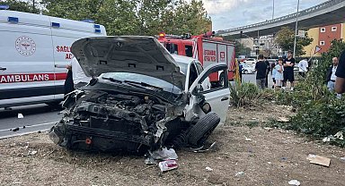 Küçükçekmece'de bisikletliye çarpmamak için manevra yapan araç bariyerlere çarptı: 4 yaralı