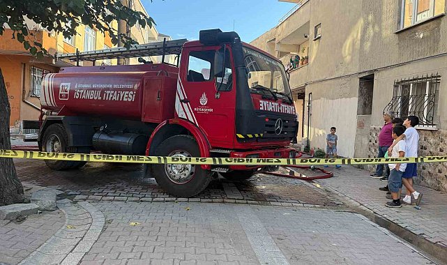 Küçükçekmece'de çatı katında yangın: Ev kullanılamaz hale geldi