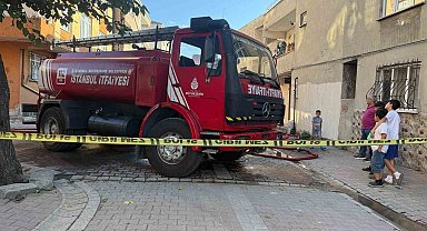 Küçükçekmece'de çatı katında yangın: Ev kullanılamaz hale geldi