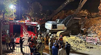 Küçükçekmece'de kentsel dönüşümdaki bina çöktü: 2 kişi yaralandı