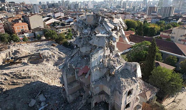 Küçükçekmece'de yıkılan bina havadan görüntülendi