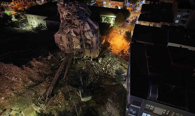 Küçükçekmece'de yıkım çalışmasında çöken binada arama çalışmaları sona erdi