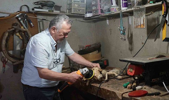 Kurumuş ağaç dalları ve kökleri ellerinde yeniden hayat buluyor