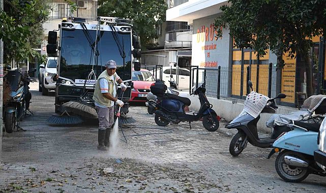 Kuşadası Belediyesi temizlik ekipleri çalışmalarını sürdürüyor