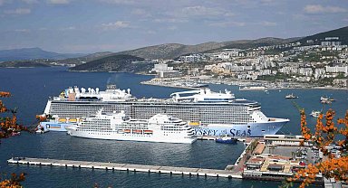 Kuşadası'na 2 kruvaziyerle 4 bin 694 turist geldi