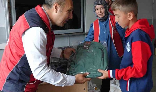 Kütahya'da köy okulundaki öğrencilere kırtasiye desteği