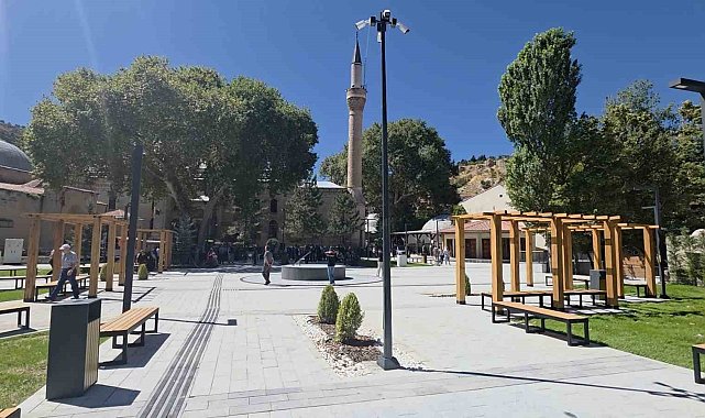 Kütahya'da tarihi doku korunarak Ulu Cami Meydanı yenilendi