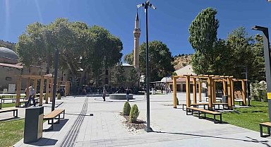 Kütahya'da tarihi doku korunarak Ulu Cami Meydanı yenilendi