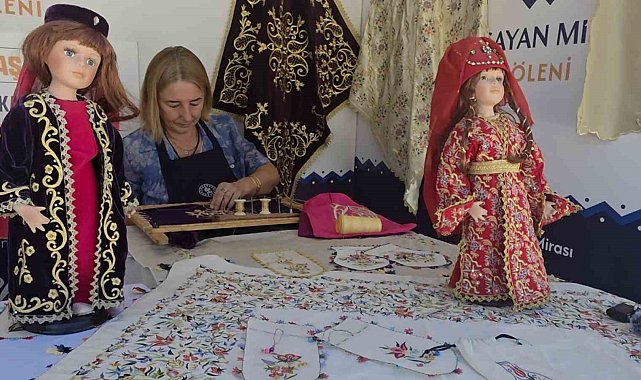 Kütahya'nın geleneksel kadın kıyafetleri sandıklardan çıkarılarak geleceğe taşınıyor