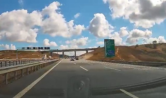 Kuzey Marmara Otoyolu tırın dorsesi koparak şarampole yuvarlandı