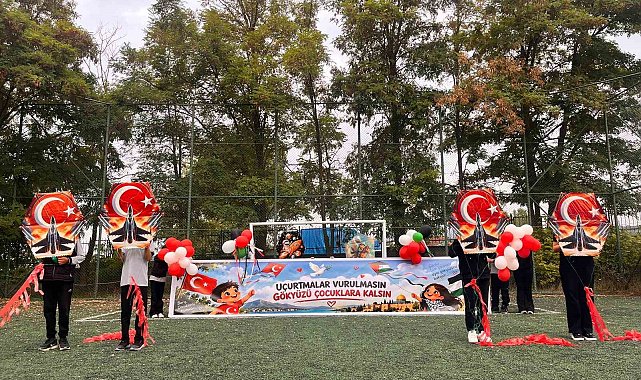 Ladik'te uçurtmalar çocuklar için gökyüzüne yükseldi