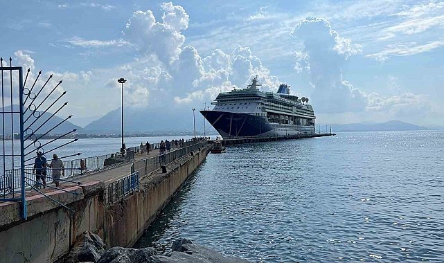 Lüks kruvaziyer bin 765 turist ile Alanya iskelesine demir attı