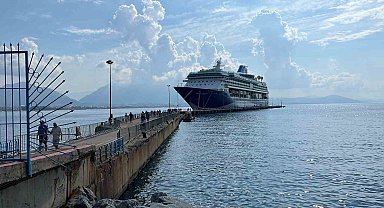 Lüks kruvaziyer bin 765 turist ile Alanya iskelesine demir attı