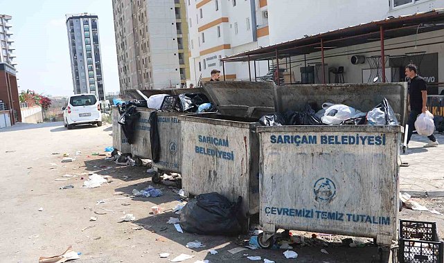 Mahalleliden belediyeye protesto: Çöpleri kendi elleriyle topladılar