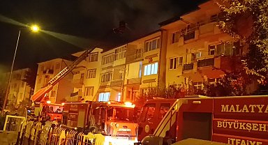 Malatya'da 4 katlı binanın çatısında yangın