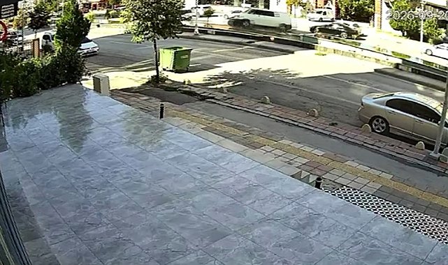 Malatya'da minibüsün karşı şeride geçtiği kazada motokurye saniyelerle kurtuldu