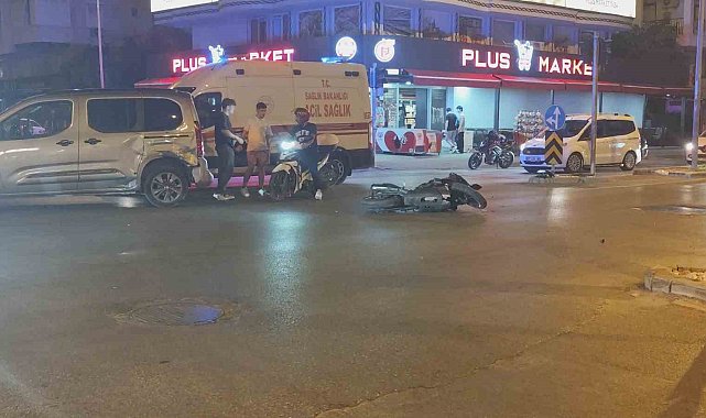 Manavgat'ta hafif ticari araç ile çarpışan motosikletli yaralandı