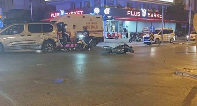 Manavgat'ta hafif ticari araç ile çarpışan motosikletli yaralandı
