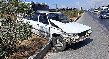 Manavgat'ta kaza yapan araç refüjde asılı kaldı