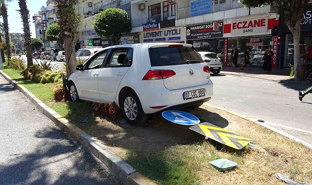 Manavgat'ta otomobiller çarpıştı: 2 yaralı