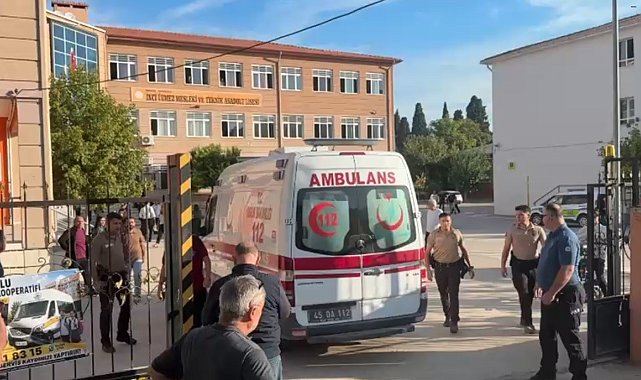 Manisa'da okul önünde silahlı saldırı: Yaralı öğrenciler var