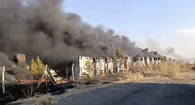 Mardin'de hurda araçların bulunduğu alanda çıkan yangın söndürüldü