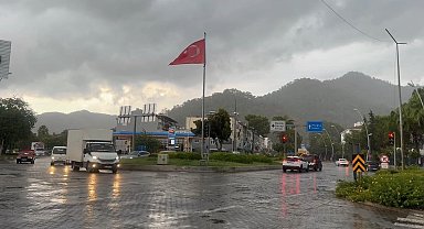 Marmaris'te sağanak yağış başladı