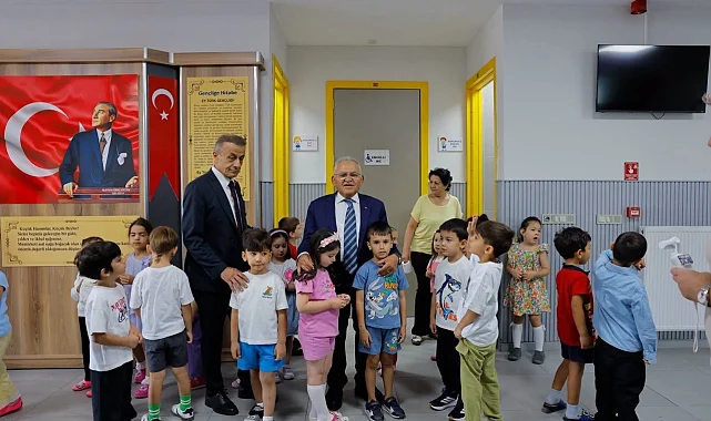 Memduh Büyükkılıç Kayserili öğrencilerin ilk gün heyecanına ortak oldu