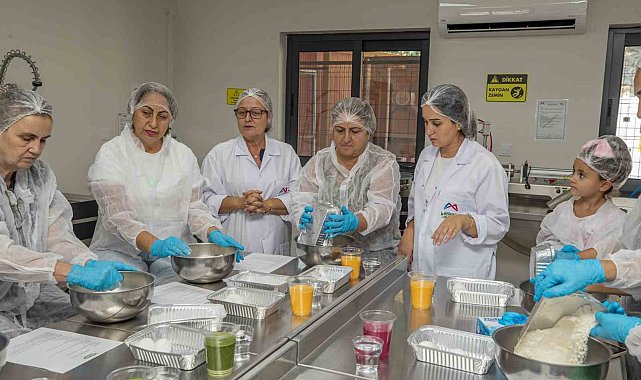 Mersin'de doğal özlerle 3 renkli erişte yaptılar