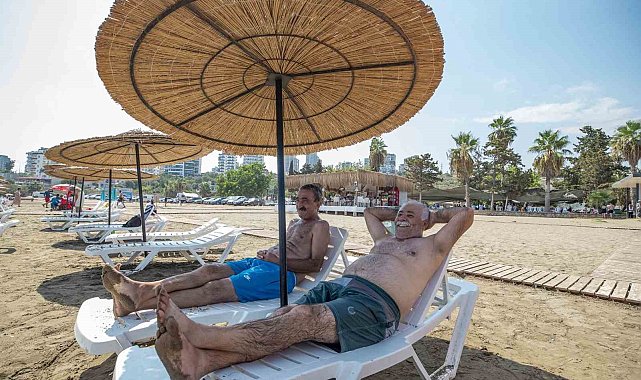 Mersin'de emekliler deniz ve güneşin tadını çıkardı
