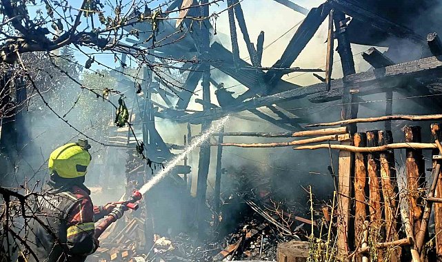 Mersin'de eski köy evi alevlere teslim oldu