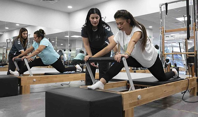 Mersin'de kadınlar ücretsiz pilates kursunda hem spor yapıyor hem sosyalleşiyor