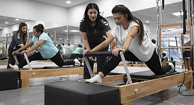 Mersin'de kadınlar ücretsiz pilates kursunda hem spor yapıyor hem sosyalleşiyor