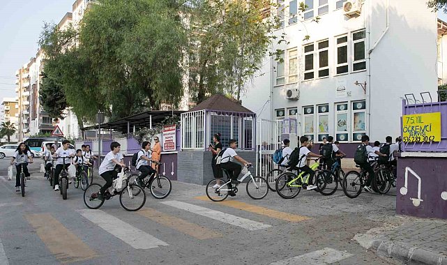 Mersin'de öğrenciler okula pedal çevirerek gitti