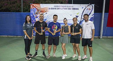Mersin'de Zafer Bayramı tenis turnuvasında şampiyonlar belli oldu