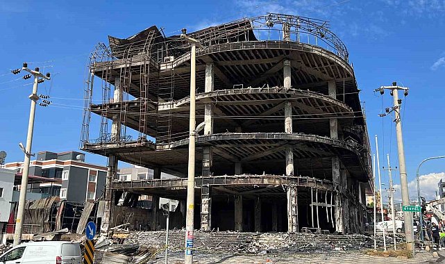 Mersin'deki mobilya mağazası küle döndü, soğutma çalışması sabaha kadar sürdü