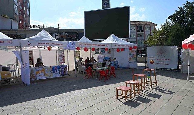 Meydanda standlar kuruldu, vatandaşlara koruyucu sağlık hizmetleri anlatıldı