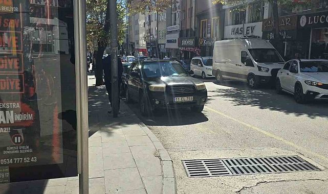 Minibüs durağına park eden duyarsız sürücü tepkilere neden oldu