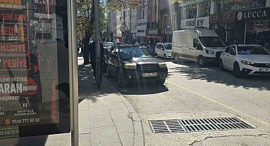 Minibüs durağına park eden duyarsız sürücü tepkilere neden oldu