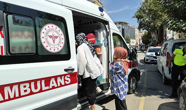 Minibüs ile iki otomobil çarpıştı: 2 çocuk yaralandı
