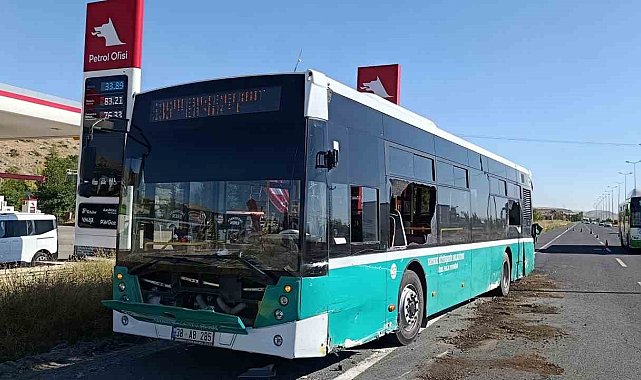 Minibüsün yolcu otobüsüne çarptığı kaza kamerada