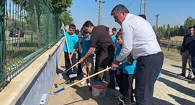 Minik eller ve yöneticiler kolları sıvadı, okulda tadilat yapıldı
