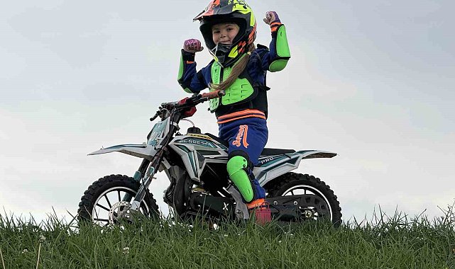 Minik İkra motosiklet ile tepeleri aşıyor, Zayn ile yarışmak istiyor