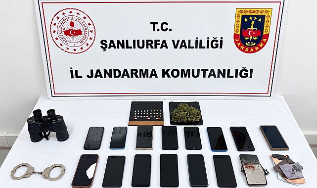 Mısır tarlasında yakalanan dolandırıcıların ev ve arabasından çıkanlar hayrete düşürdü