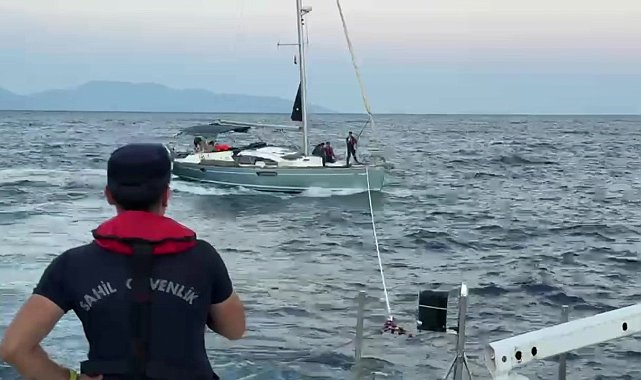 Motoru arızalanıp sürüklenen teknedeki İsrail uyruklu 2 kişiyi Sahil Güvenlik ekipleri kurtardı