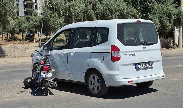 Motosiklet ile hafif ticari araç çarpıştı: 1 yaralı