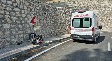 Motosiklet önce yön levhasına, sonra duvara çarptı: 1 ağır yaralı